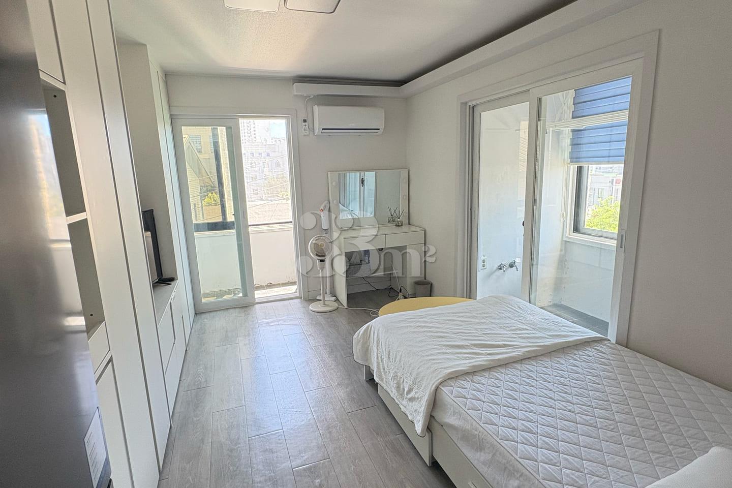 Fully furnished white-themed room in Junghwas 16th image