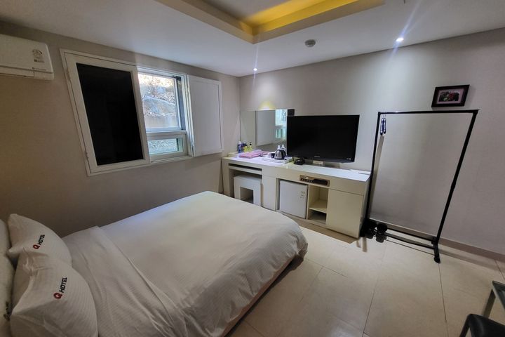 Standard room, one double bed 2th image