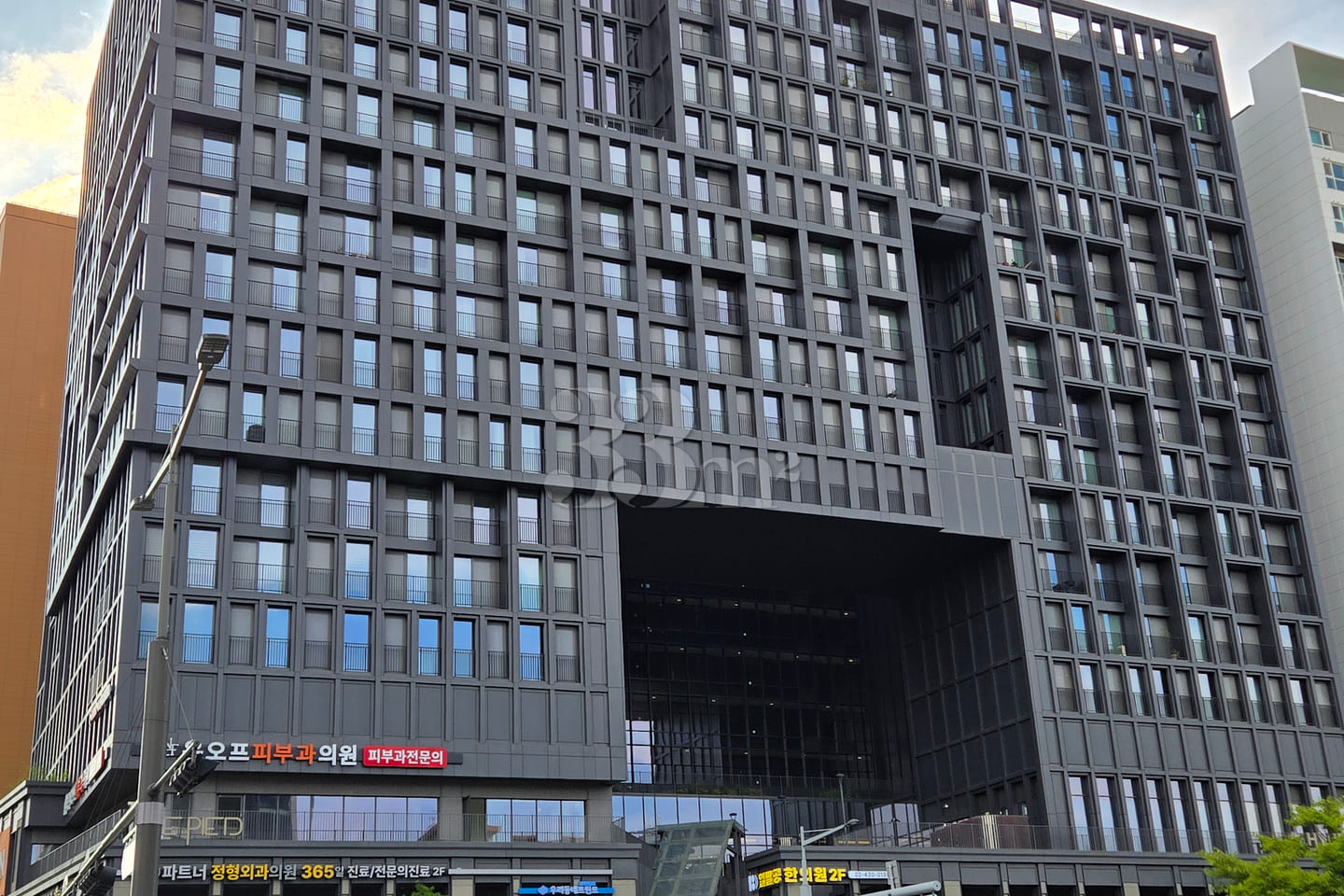 High-end hotel-style suite 15th image