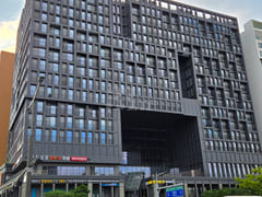 High-end hotel-style suite 15th image