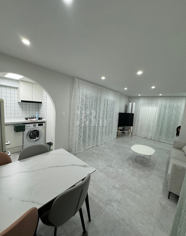 🏠 Wally's Two-Story House 2th image