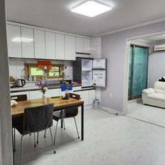 낭만적인 골목속 숙소 방 이미지