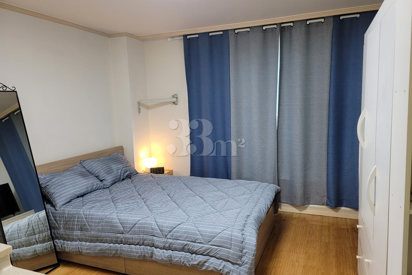 A room spacious enough for two people. 1th image
