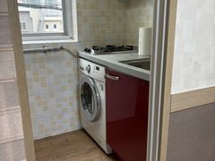 Large studio apartment near the subway statio 2th image