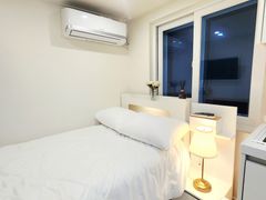 Room 202 10th image
