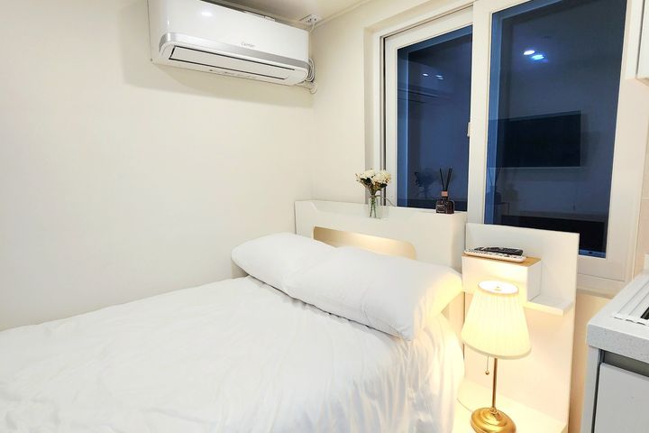 Room 202 10th image