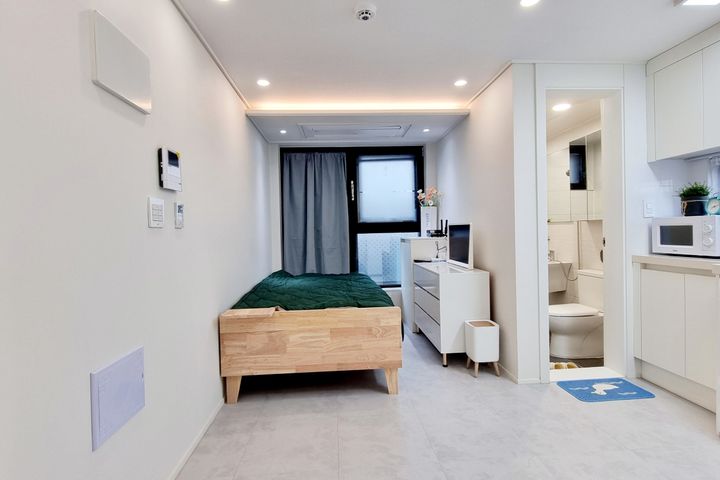 Charming studio apartment 7th image