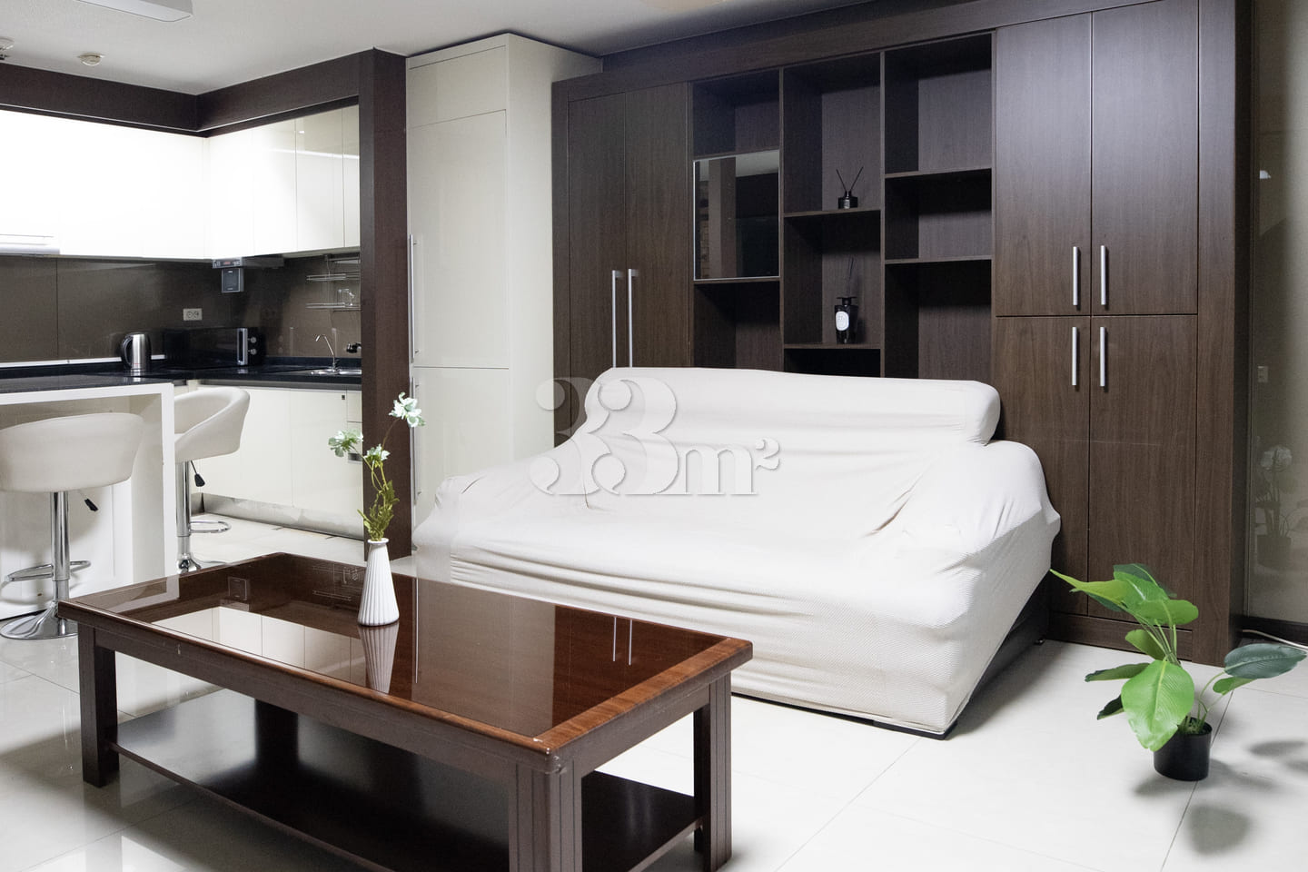 Luxurious three-bedroom, fully furnished 1th image