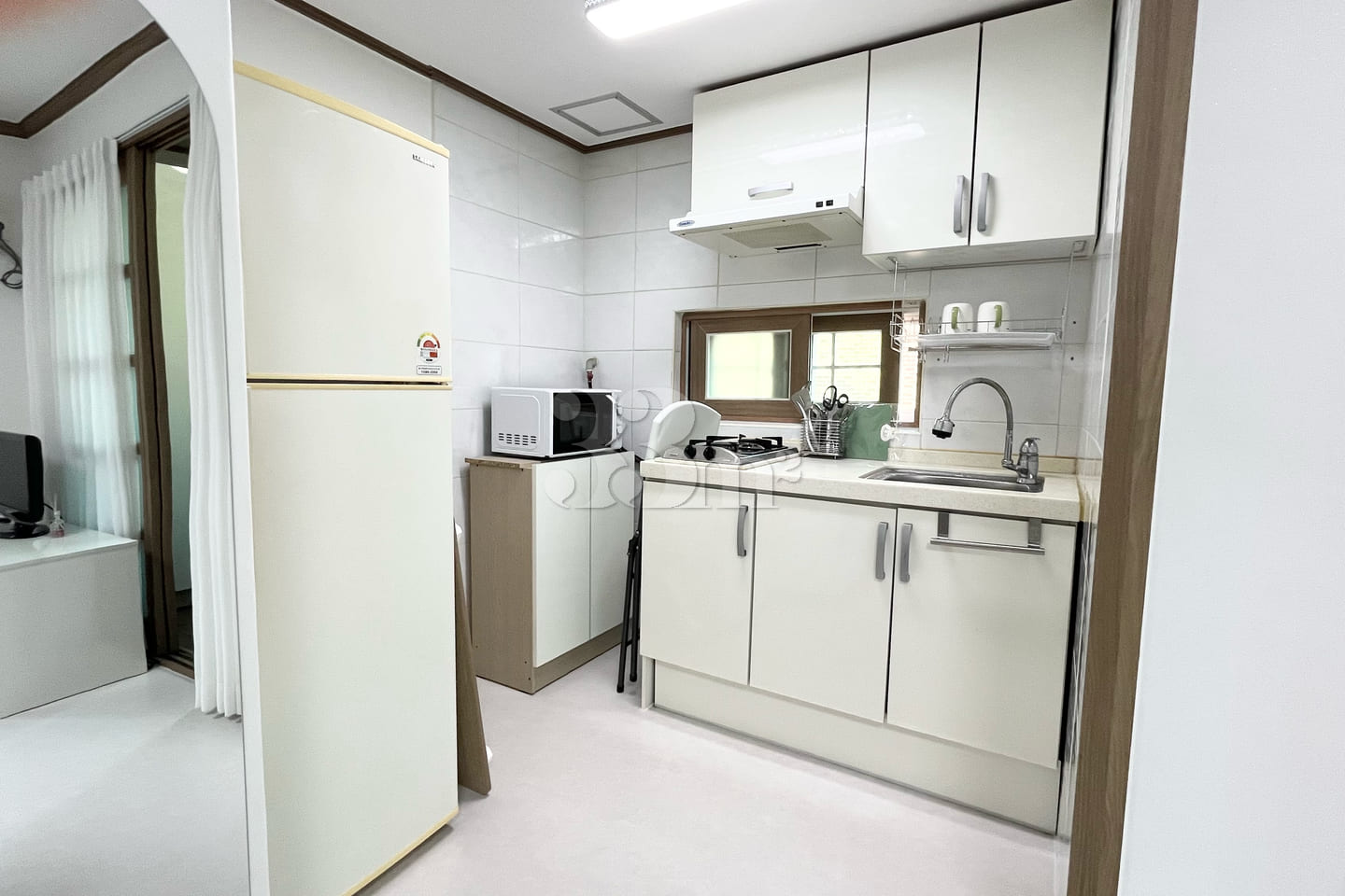 Spacious studio apartment with excellent amen 14th image