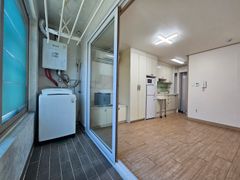 Studio Apartment 202 5th image