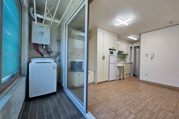 Studio Apartment 202 5th image