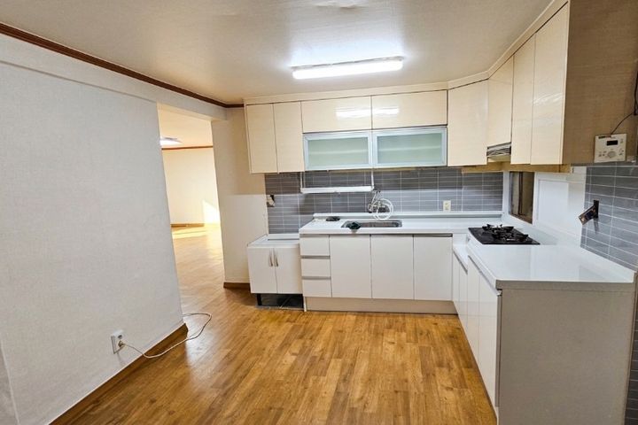 Spacious 85㎡ home, 1 minute from Jemulpo Stat 2th image