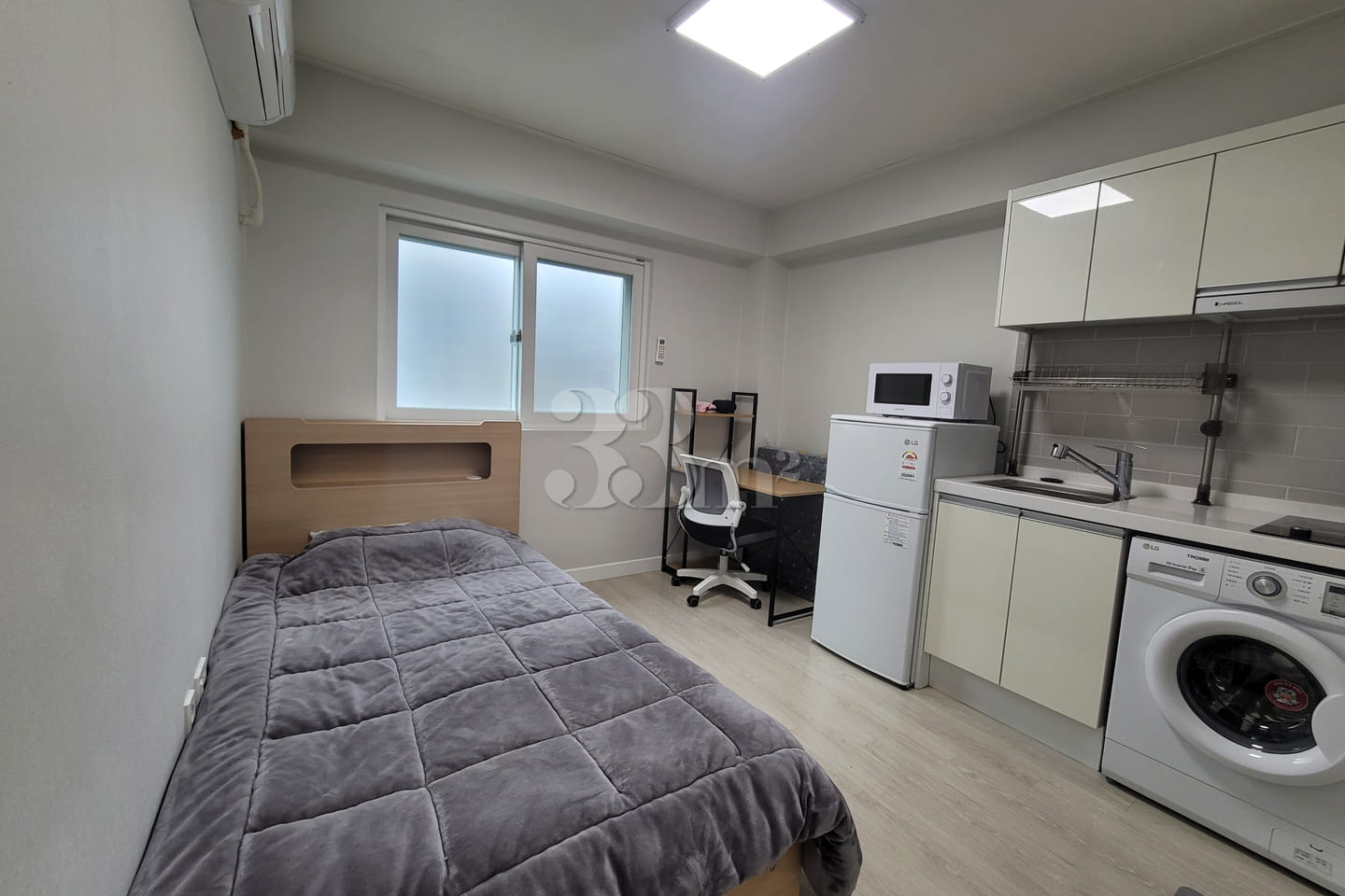 Studio apartment within walking distance of J 1th image