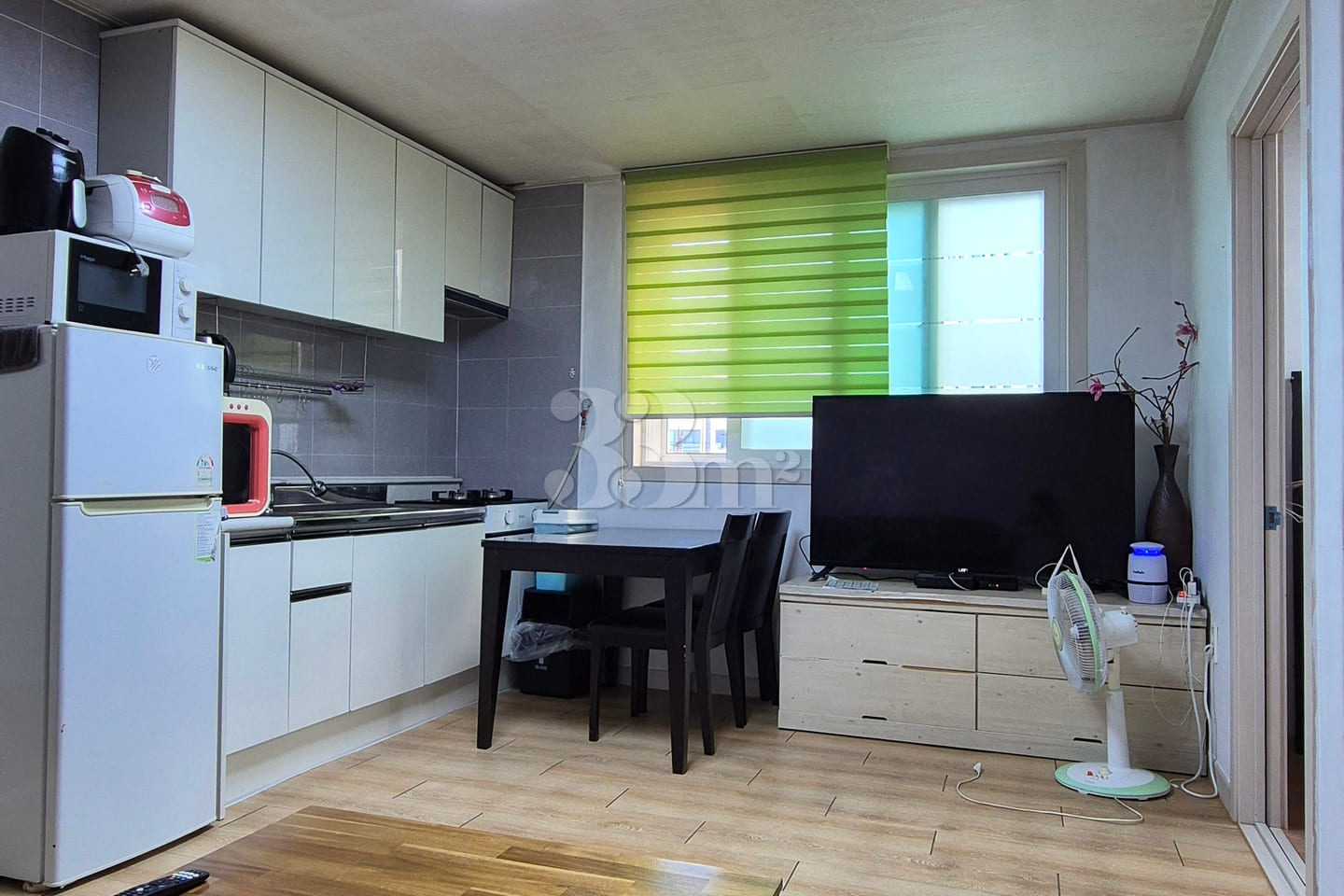 Spacious, fully furnished unit across from In 1th image