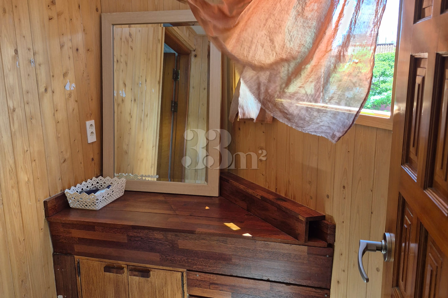 Fully furnished, west-facing, 4-bedroom unit  10th image