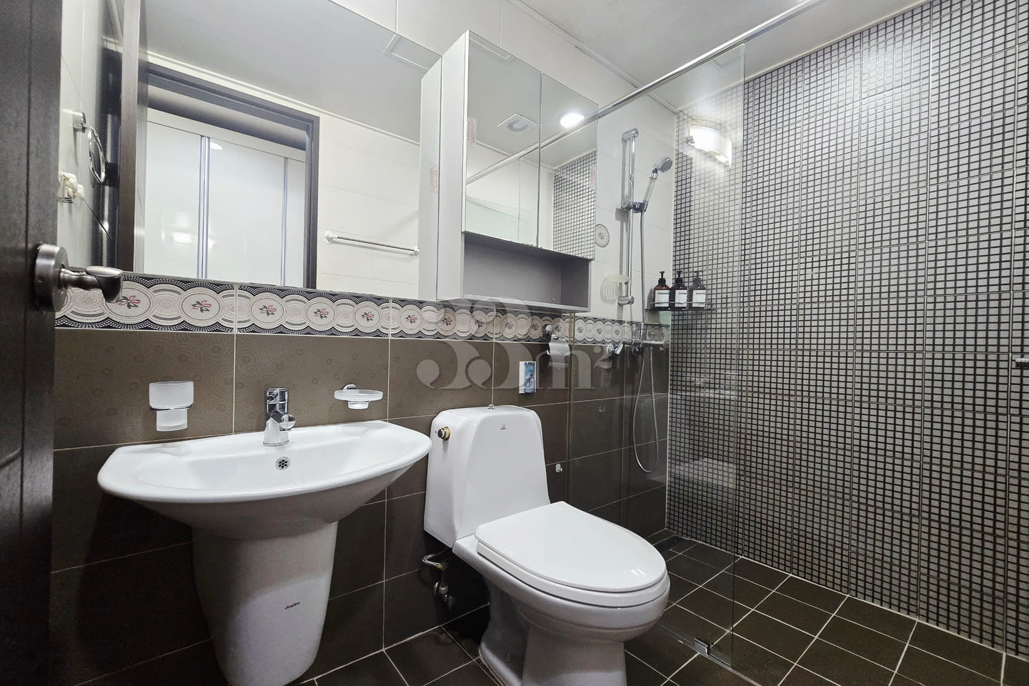 Spacious room (sleeps 3) > 1 minute to the te 15th image