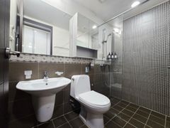 Spacious Room (Sleeps 3) > 1 Minute from Term 15th image