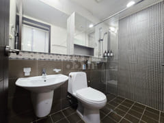Spacious room (sleeps 3) > 1 minute to the te 15th image