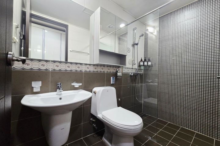 Spacious Room (Sleeps 3) > 1 Minute from Term 15th image