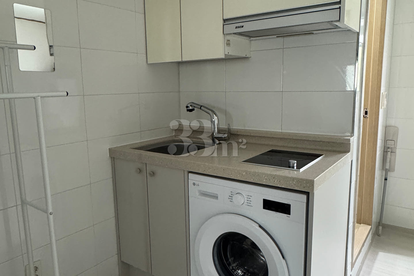 Studio apartment with a terrace near the back 2th image
