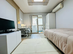 Fully furnished studio apartment near the cen 0th image