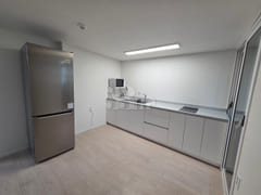 Spacious 2-bedroom unit + rooftop terrace 8th image