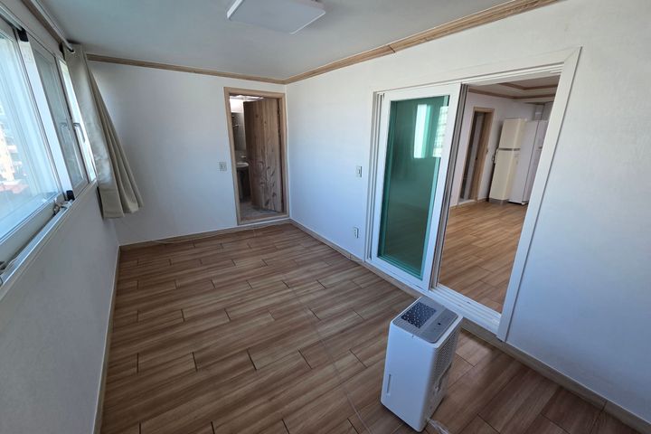 Spacious and affordable room B 8th image