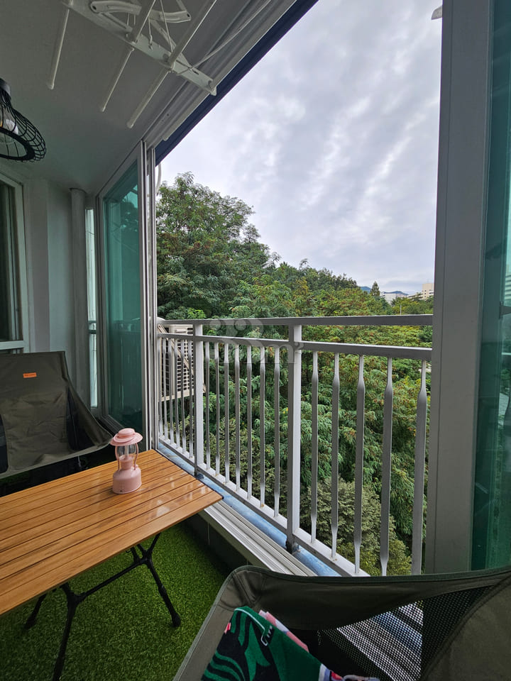 Line 7 Madeul Station, forest-adjacent locati 방 이미지