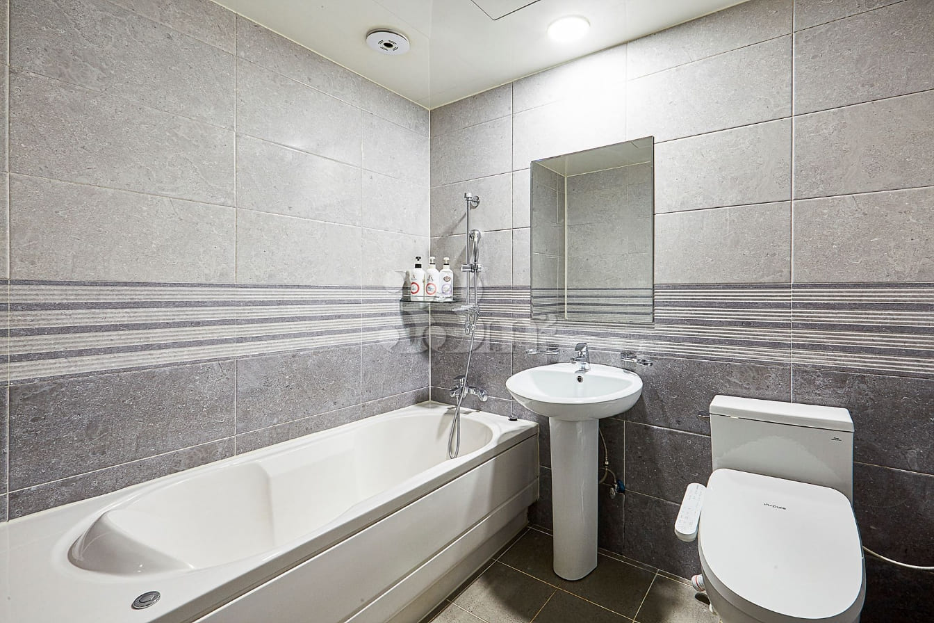 Suwon's Best Accommodation with a Whirlpool B 3th image