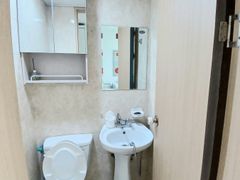 Room 202 8th image