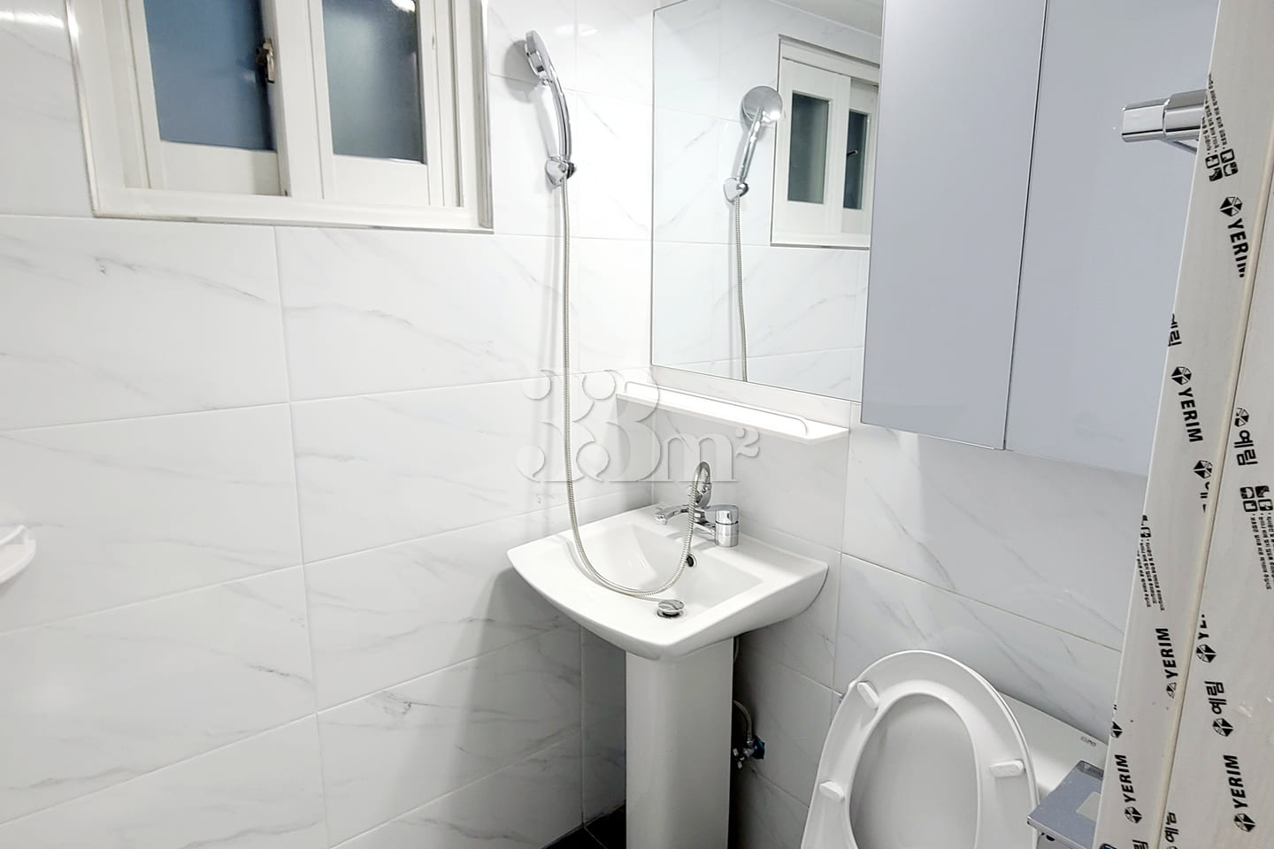 Clean, fully-furnished studio apartment 9th image