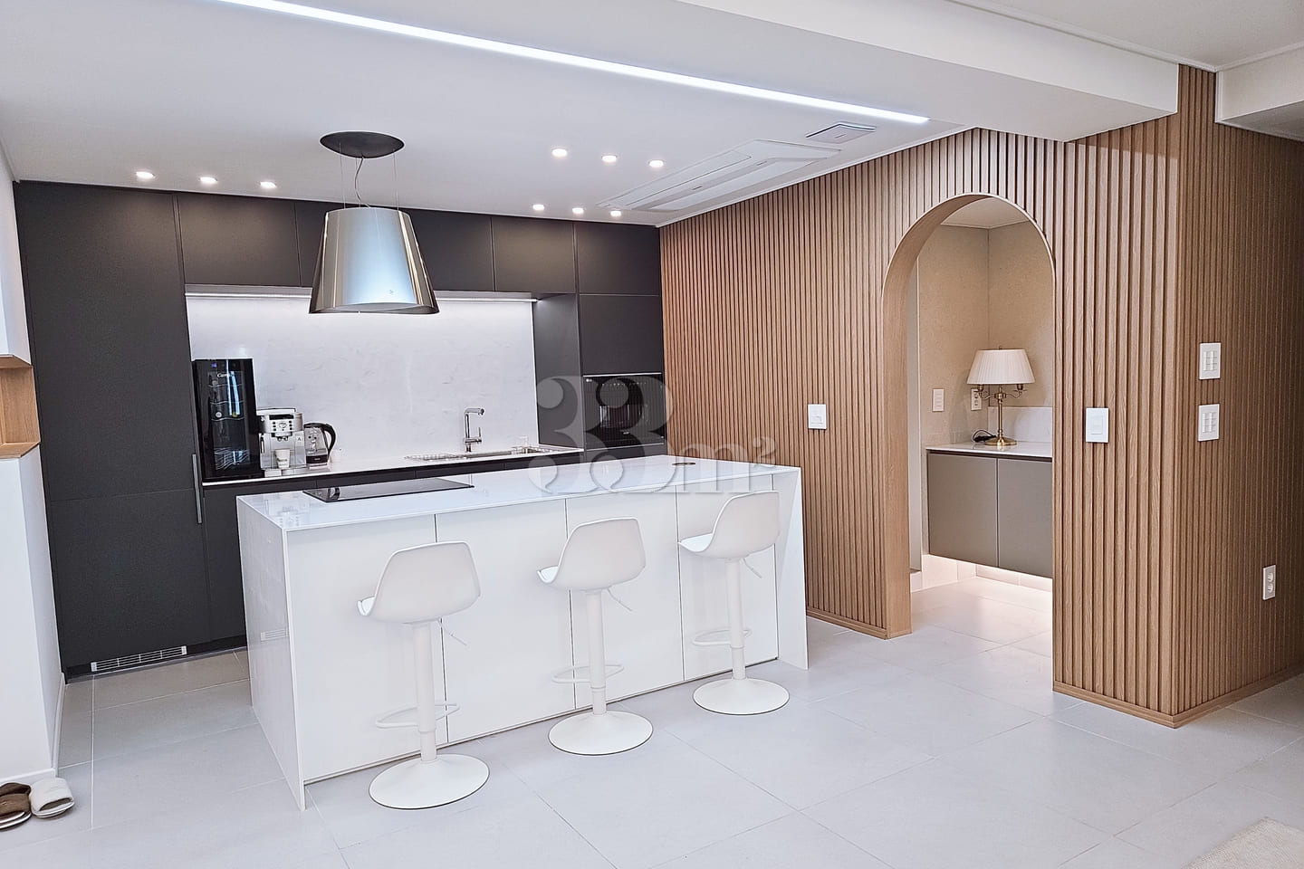 Spacious 40-pyeong unit with a large living r 0th image