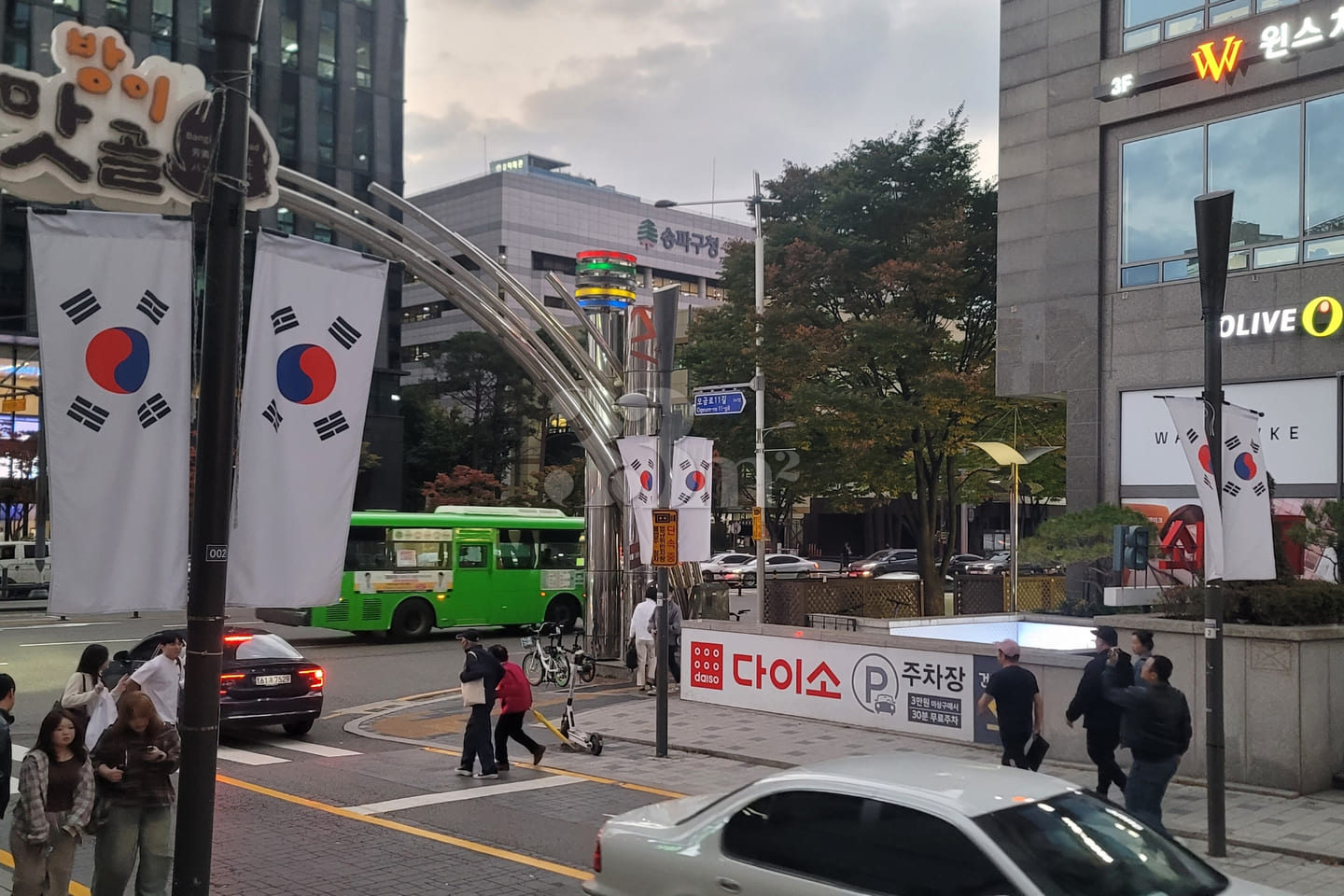 Top 3 Spots Near Jamsil Station & Seokchon La 3th image