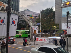 Top 3 Spots Near Jamsil Station & Seokchon La 3th image