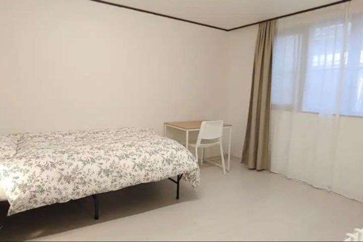 Two-bedroom apartment, 5-minute walk from Ewh 5th image