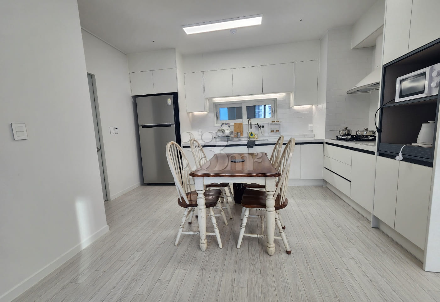 Apartment-style layout: 2 bathrooms 6th image