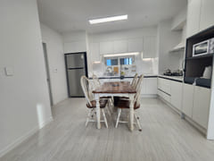 Apartment-style layout: 2 bathrooms 6th image