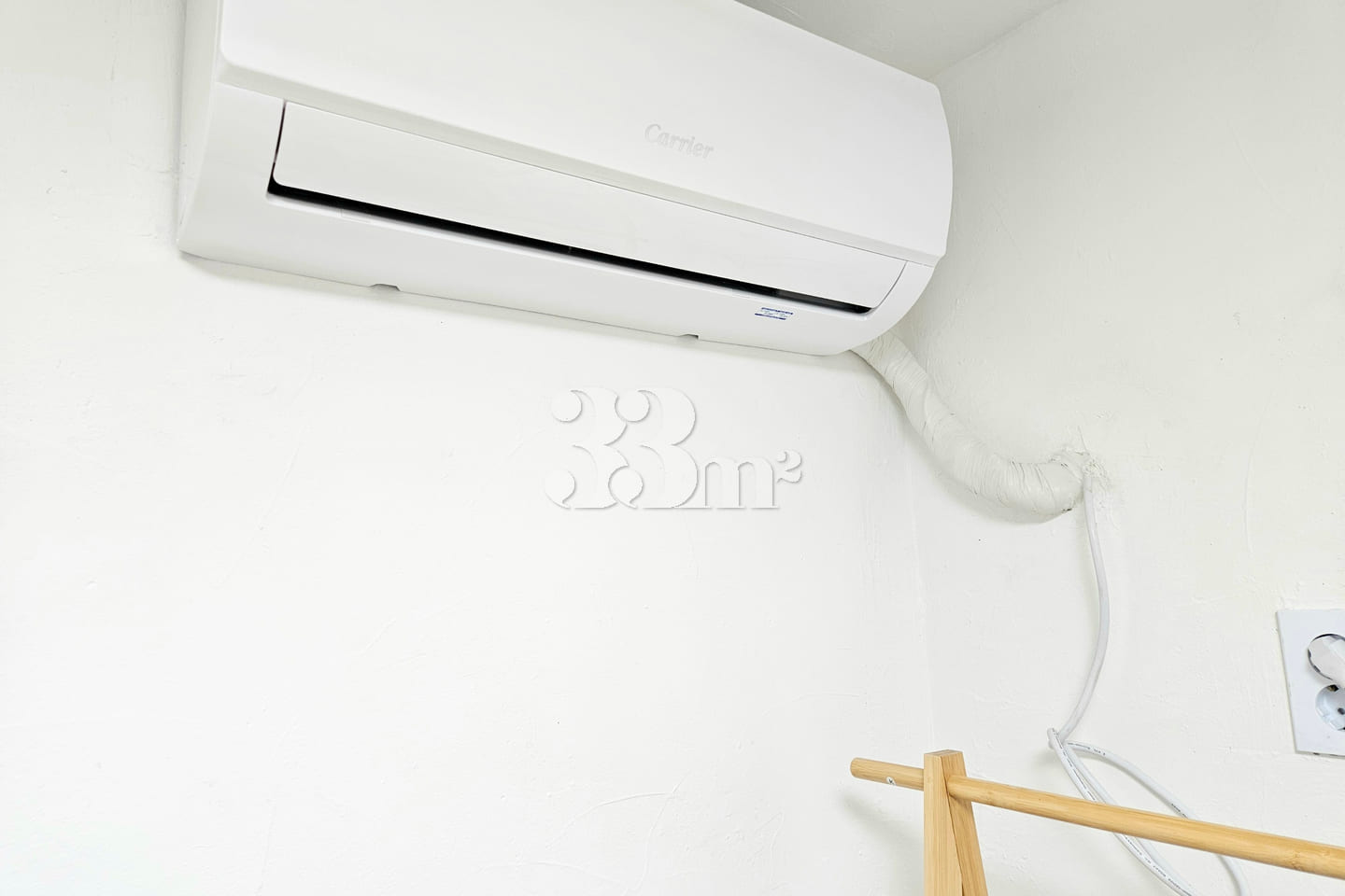 Clean studio apartment in a triple station ar 4th image