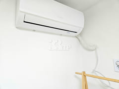 Clean studio apartment in a triple station ar 4th image