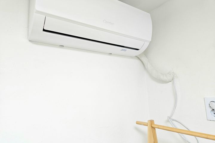Clean studio apartment in a triple station ar 4th image