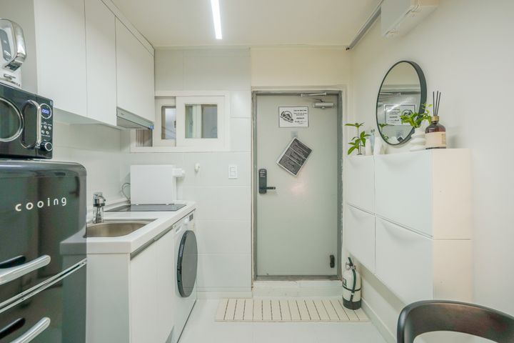 Nonhyeon-Gangnam-Sinsa / 3 Bedrooms 1th image