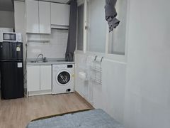 Room 403 4th image