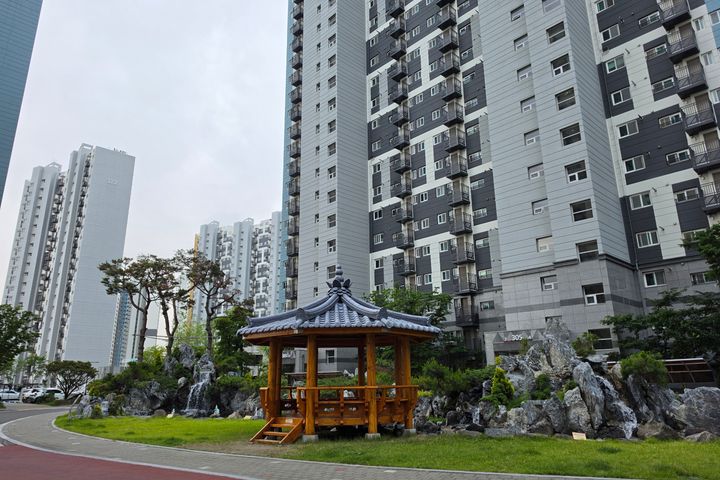 Newly built, fully furnished unit near Seodae 19th image