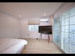 Chic and atmospheric accommodation in downtow 2th image