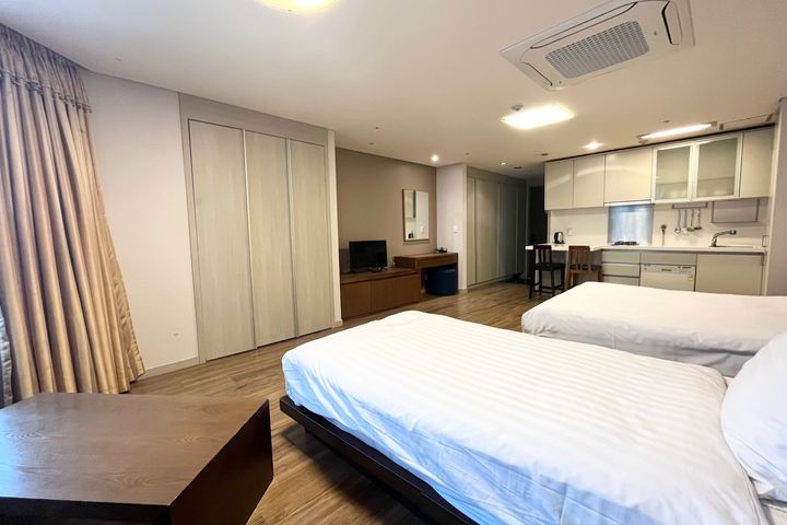 Spacious studio apartment near Seodaemun Stat 5th image
