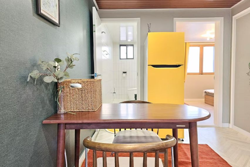 홍대 중심 3룸 4인