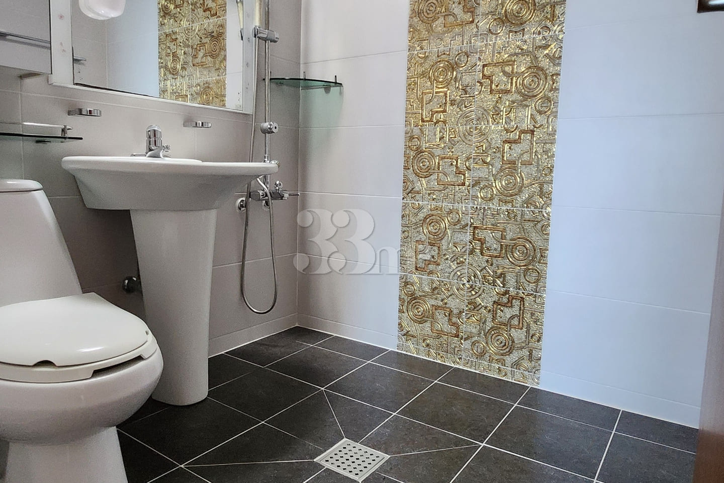 Spacious 3-bedroom, 2-bathroom unit near Yong 10th image