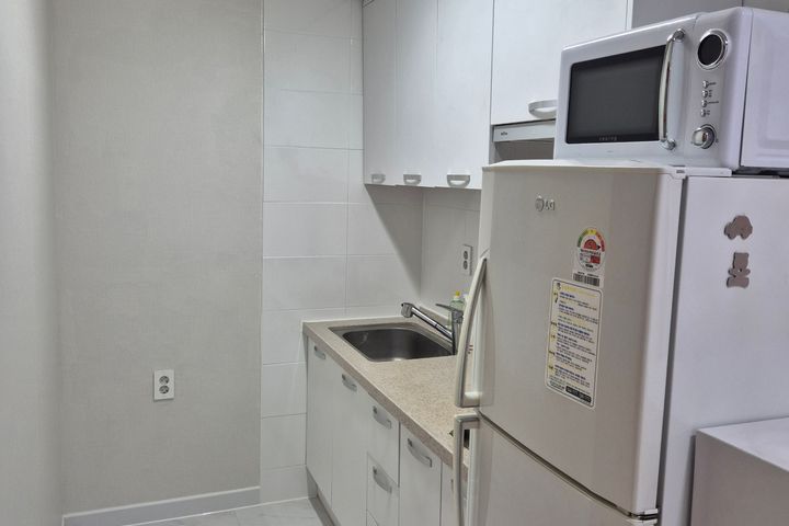 Renovated Studio Apartment 2 in Chojeon-dong 2th image