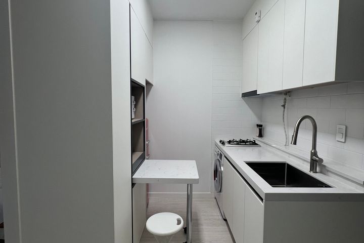 J2๐Fully-furnished Studio Apartment with a G 9th image