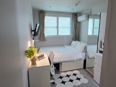 Queen Bedroom 4th image